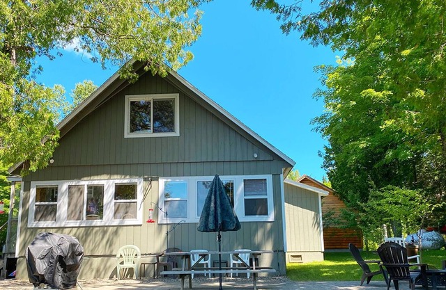 Rustique 4 chambres, 2 salles de bain maison sur la Rive-Nord de Rangeley.