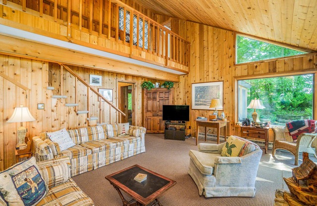 Maison de rêve rustique avec vue sur le lac, terrasse enveloppante et foyer au bois!