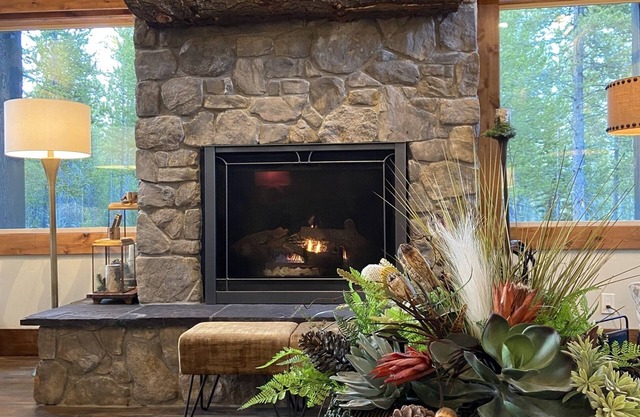 RUSTIC Elegance ELEVATED! Hot Tub and more! Only 10 Minutes from Yellowstone NP!