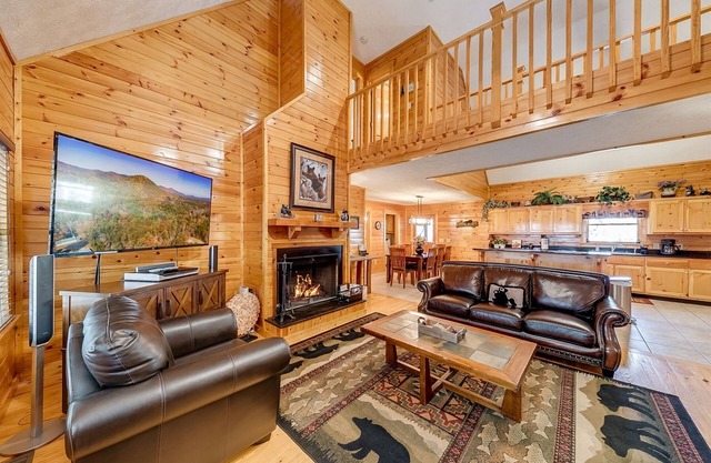 Rustic Elegance-Hot tub, fire pit, pool table & huge kitchen