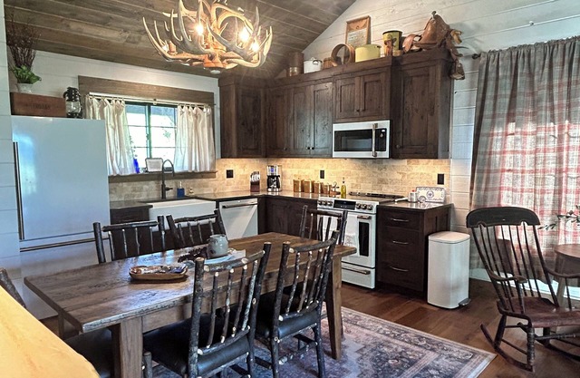 New Rustic Elegant Cabin 5 Mns to YNP ~ Stay in the Summer or Winter