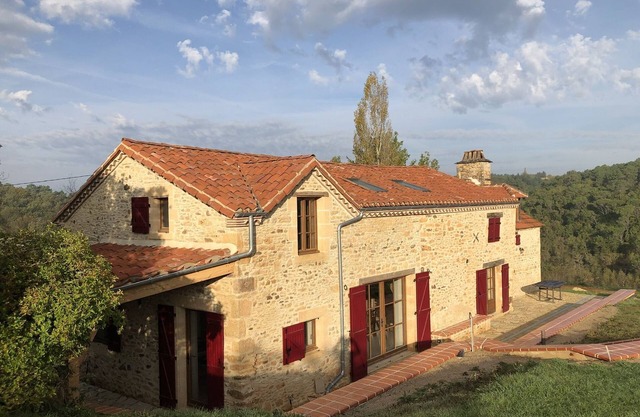 Ferme rustique avec piscine privée et court de tennis