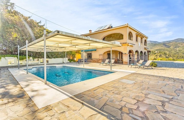 Rustic family villa with air con, Wifi and pool, Countryside, short drive to town and beach
