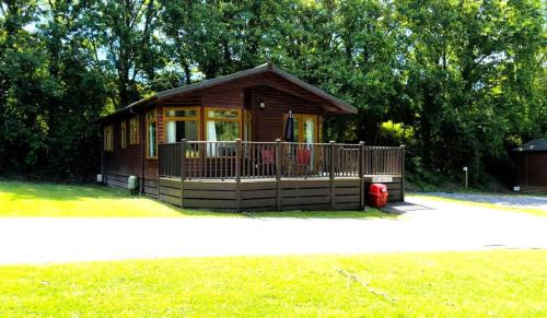 Rustic Fawn Lodge with Hot Tub for 4 - Resort Spa in Devon