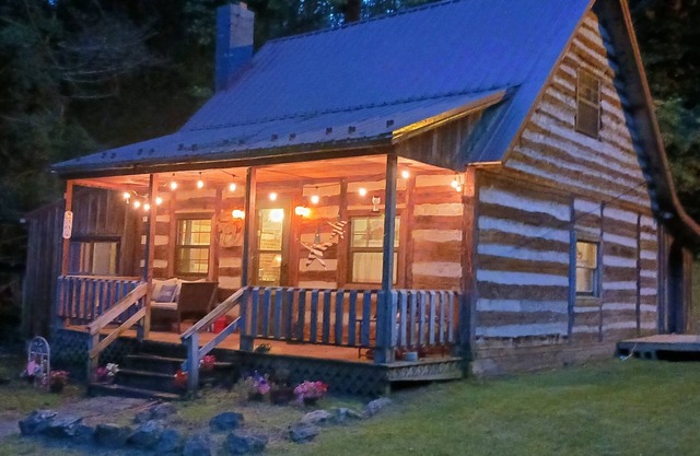 Little Cabin on Huckleberry, 1800s Pioneer Rustic Log Cabin 3rd night 25% off