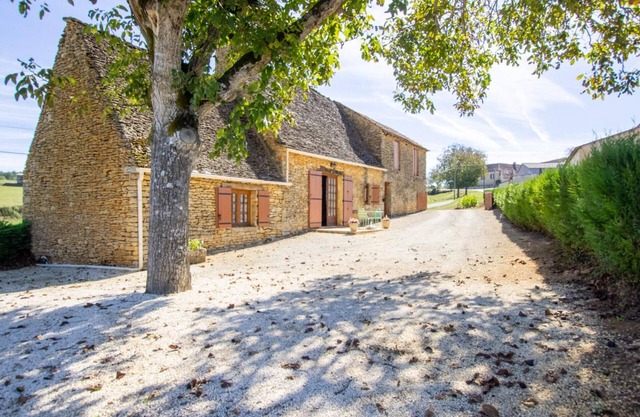 Maison rustique avec jardin et équipements pour enfants, proche Sarlat