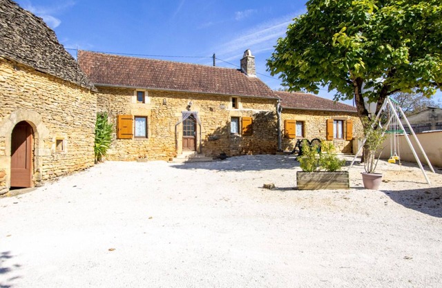 Maison rustique en pierre avec jardin et cheminée près de Sarlat