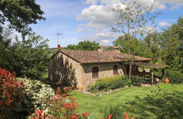 Rustic house w/ private pool & garden near Siena up to 12 guests
