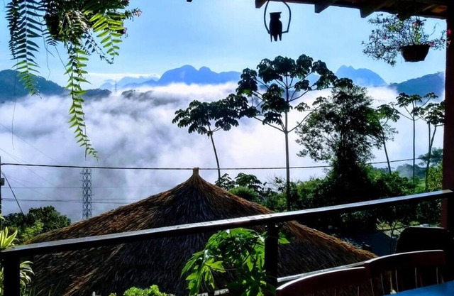 Maison rustique avec vue paradisiaque à la femme de pierre.