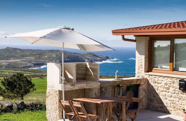 Maison rustique avec terrain privé et vue sur la mer, situé dans le Cap Touriñán