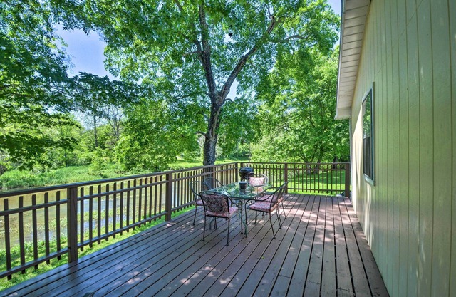 Rustique Ironton Home w / Deck & Fireplace sur un ruisseau!