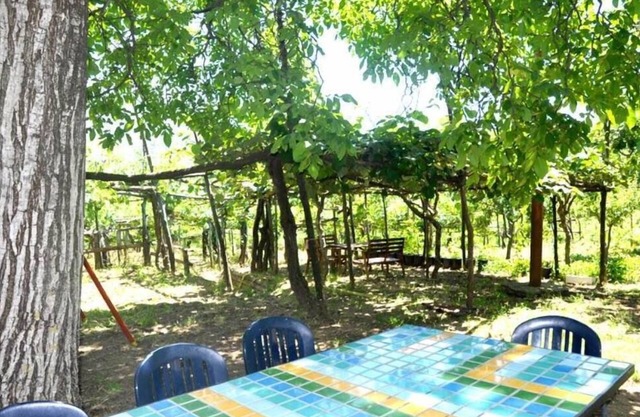 COTE AMALFITAINE, maison entourée de verdure des montagnes de Lattari.