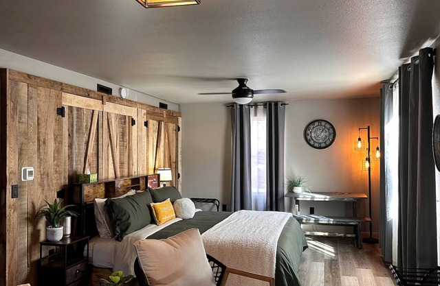 Rustic King Cottage @ Sandstone Rustic Retreat