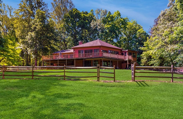 Spacious rustic home with lake views, kayaks, games, & cozy firepit nights