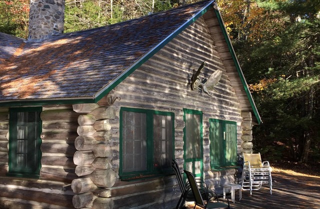 Cabine rustique Lakeside avec commodités modernes.