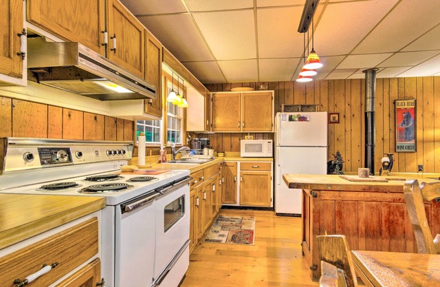 NEW! Rustic Linville Falls Cottage w/ Fire Pit!