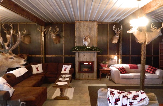 Rustic Lodge with private cabins / 6 person hot tub and camp fire