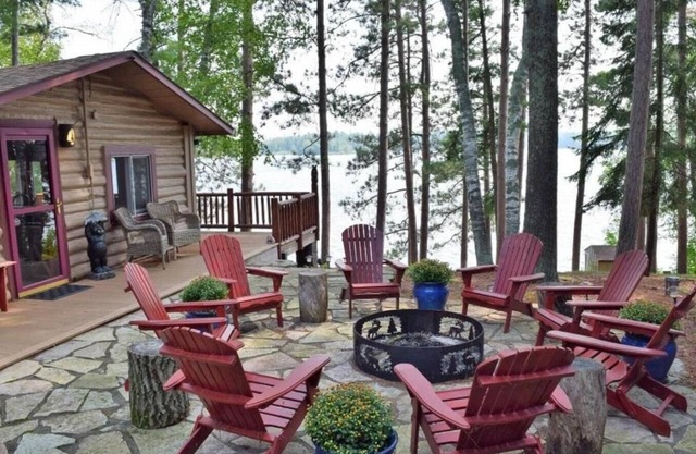 Cabane en rondins rustique avec ponton, maison superposée et bain à remous sur le lac Beautiful Woman