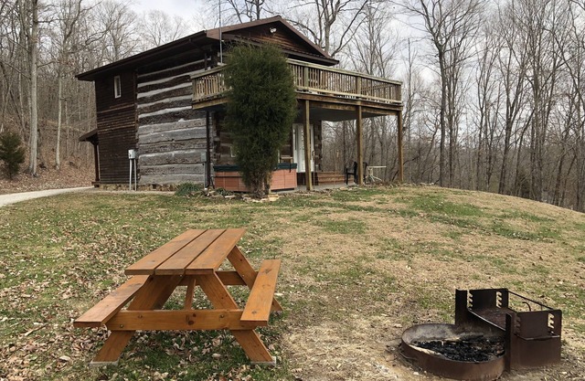 Cabane en bois rustique à côté de la forêt nationale de Hoosier dans la vallée de la rivière Ohio