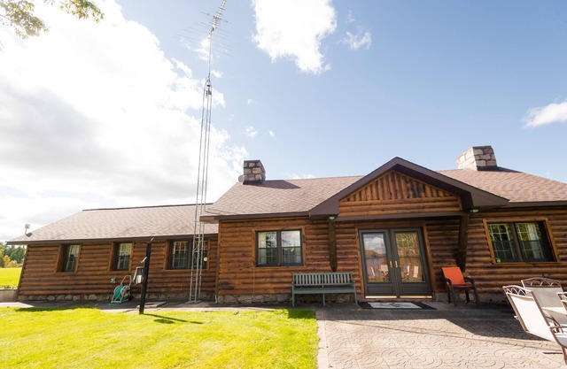 Chalet en bois rustique sur le lac Chicaugon