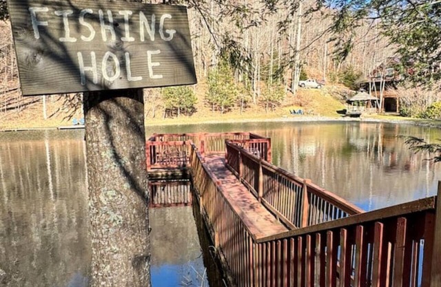Charming custom built cabin! 2.7 Mi to Hatley Pointe Resort - Pond & Hot tub!