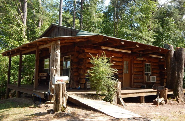 Log Cabin rustique avec la pêche.