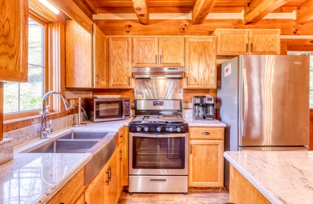 Maison rustique en rondins dans une communauté privée - vues de la ferme et foyer extérieur!