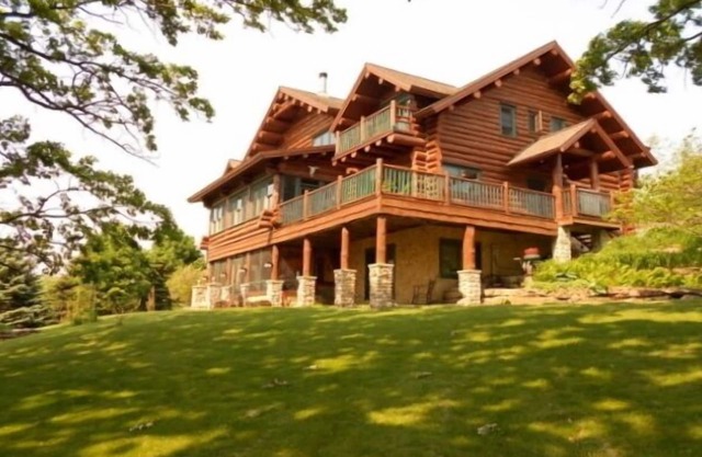 Luxe rustique attend dans ce bel journal complet Lodge Sur 44 hectares privés