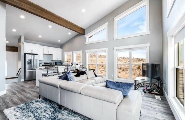 Rustic Luxury Modern Cabin Mins to Lake, Trails
