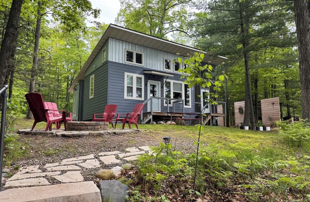 Cottage rustique-moderne 1BR au bord du lac pouvant accueillir jusqu'à 5 personnes.