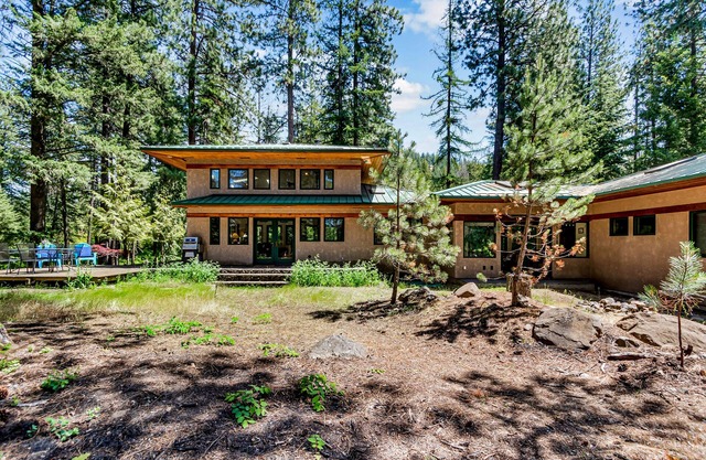 Contemporain rustique dans un cadre de forêt privée surplombant le lac Coeur d’Alene