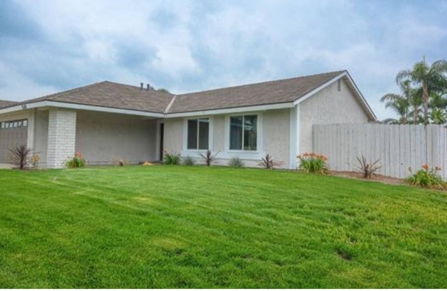 Rustic, Modern Home with XL Backyard. Near Orange County and Los Angeles County!