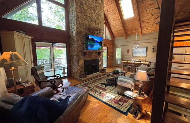 Rustic Mountain Lake Luxury - Pet Friendly, Playstation 5, Fast Internet, Dock