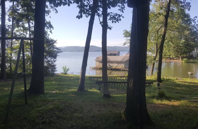 Chalet au bord du lac de montagne rustique