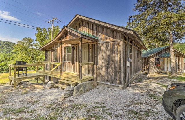 Rustic Mtn-View Cabin < 1 Mile to White River!