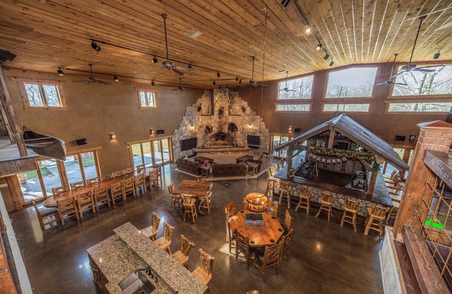 Rustique One of a Kind River Lodge, 33 personnes et plus