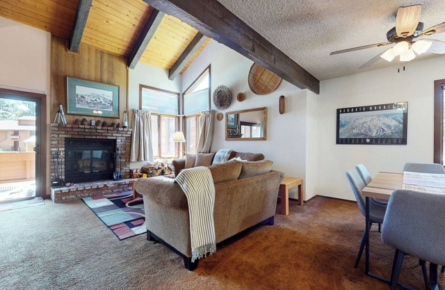 Rustic, Pet-Friendly, Quiet Location. Near Trails, Pool, Tennis Court On-site