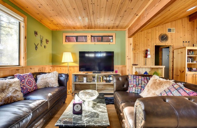 Rustic Pine Mtn Club Cabin w/ Beautiful View!