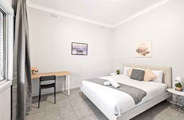 Rustic Queen Room - Conveniently Located - Shared Bathroom