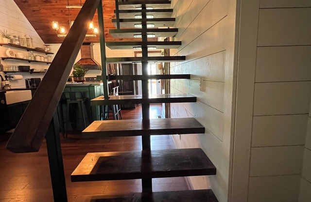 Rustic Retreat: Country Charm Cabin Welcomes Large Families and Furry Friends!