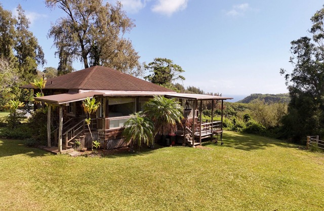 Rustic retreat with panoramic views, tropical gardens, & biodynamic produce!