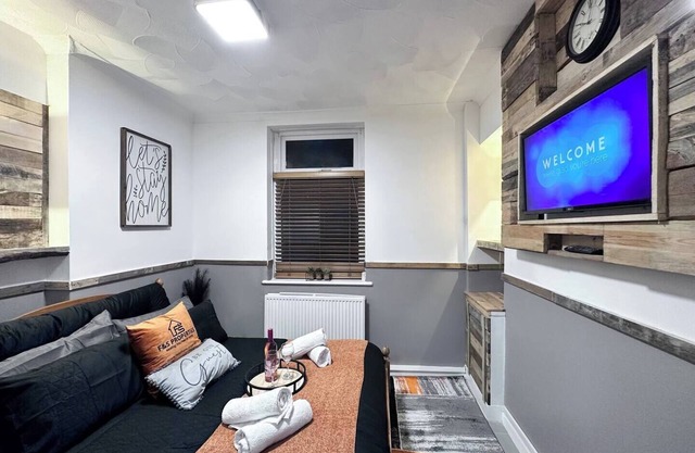 Rustic Rhondda Retreat w/ Hot Tub & Sauna - Ystrad