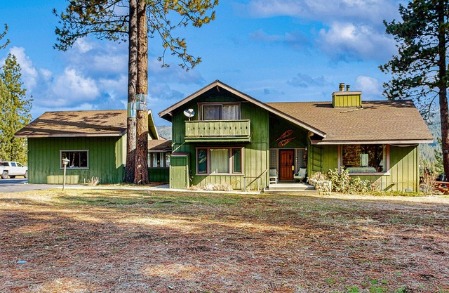 NOUVELLE LISTE! Maison riveraine rustique avec bain à remous privé et vue sur la vallée!