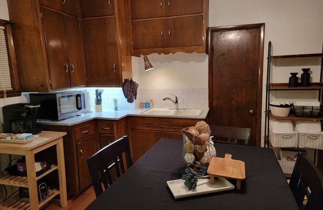 Rustic Riverwest 2-Bedroom Apartment. Conveniently on Locust, 1mi to UW Milw.