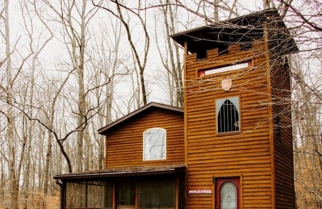 Rustic & Secluded 2 BR "Castle" Cabin In The Woods