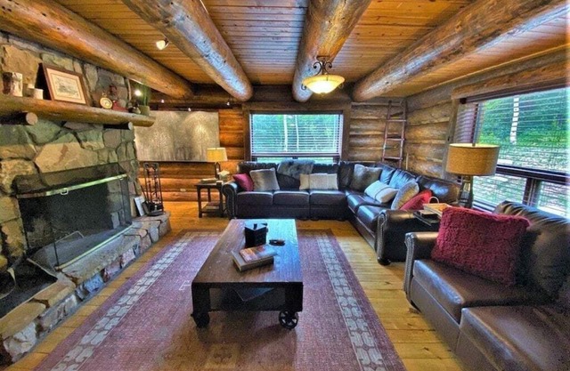 Cabane en rondins rustique et spacieuse avec bain à remous privé, vues incroyables, 4 miles à skier