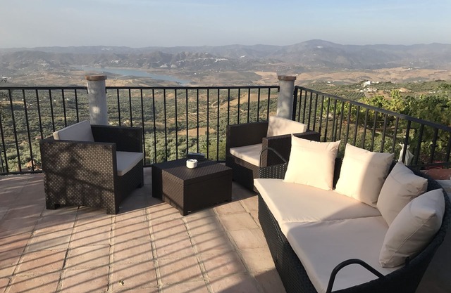 Villa espagnole rustique avec vue panoramique sur la montagne