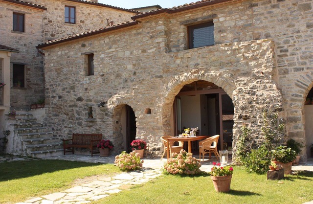 Maison en pierre rustique en Romagne avec terrasse panoramique et connexion Wi-Fi gratuite