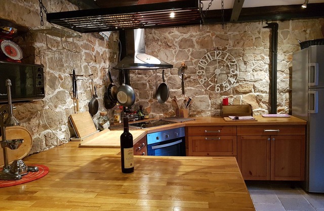 Maison en pierre rustique avec terrasse sur le toit et cour f. 4-6 personnes