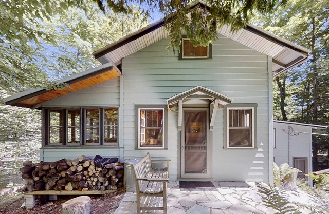Rustic-style cottage w/full kitchen, near town, Lake Michigan access, & WiFi